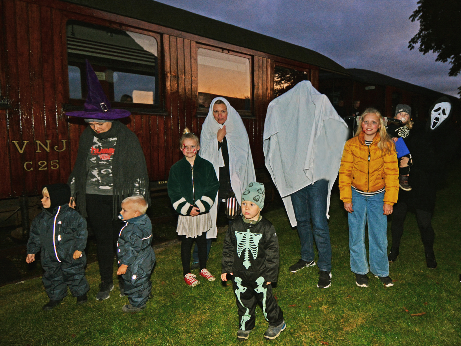 Mange-boern-paa-Halloween-toget-har-klaedt-sig-ud-foto-AsgerChristiansen