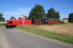 Det-roede-diesellokomotiv-passerer-VesterToerslev.