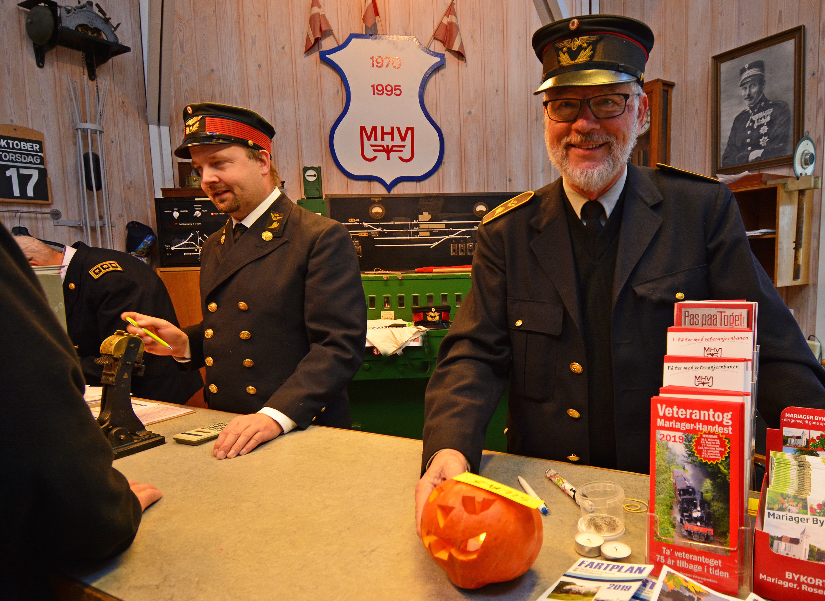 Der-saelges-Halloween-billetter-paa-kontoret.-Foto-Asger-Christiansen