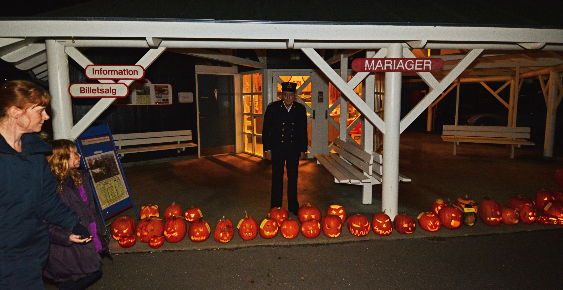 Mariager-station-med-flotte-Halloween-lamper-fotoAsgerChristiansen