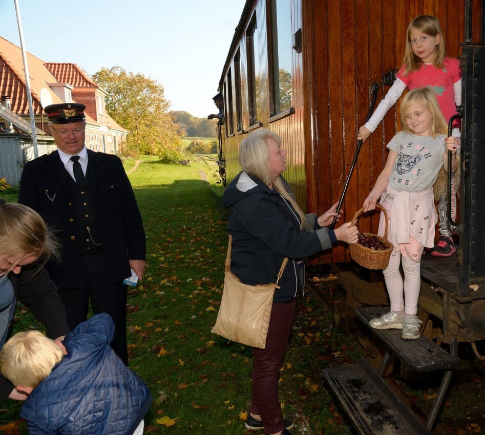 Veteranbanens-togfoerer-sammen-med-kastanjesamlerne.-Foto-Remi-Carsten-Lindby